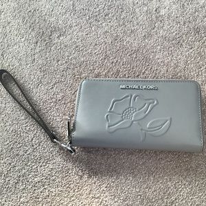 Michae Kors Leather cell phone wallet wristlet